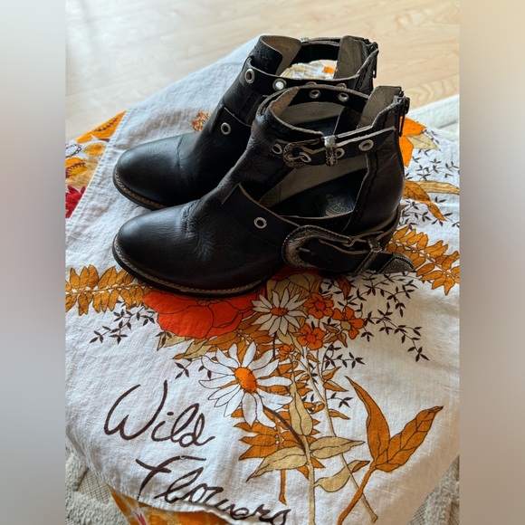 FREEBIRD l Carsen Brown Leather Ankle Bootie Size 7 Western Country Boho Buckle - Picture 12 of 15